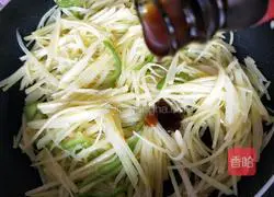 Illustration of how to make shredded potatoes in oyster sauce 3
