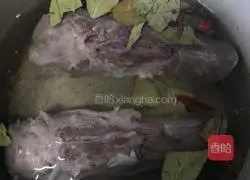 Illustration of how to make braised pig tongue 1