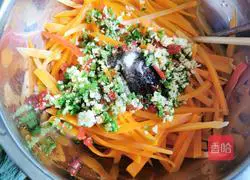 Illustration of how to make cold shredded carrots 4