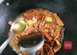 Illustration of how to cook deer tendons with green onions 11