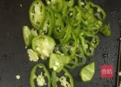Illustration of how to cook potato slices with green pepper 3