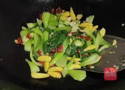 Illustration of how to stir-fry corn shoots and seaweed 10