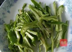 Illustration of how to make green pepper and dried beans 1