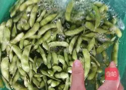 Illustration of how to make salted edamame 2