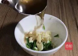 Illustration of how to make cold mung bean sprouts 3