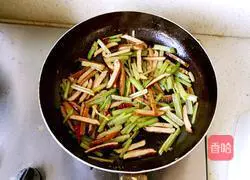 Illustration of how to stir-fry celery with fragrant dried celery 7