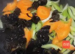Illustration of how to make fried carrots and celery with black fungus 2