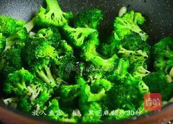 Illustration of how to stir-fry broccoli with garlic 6