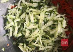 Illustration of how to make carrot and cucumber shreds 3