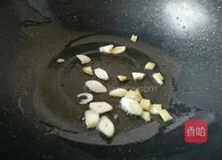 Illustration of how to stir-fry yam with black fungus 3