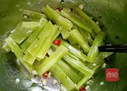 Illustration of how to make cold lettuce 5