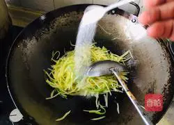 Illustration of how to make green pepper and potato shreds 6