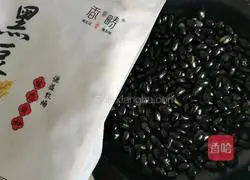 Illustration of how to soak black beans in vinegar 3
