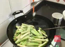 Illustration of how to make stir-fried loofah 6