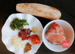 Illustration of how to make spicy lotus root slices 1