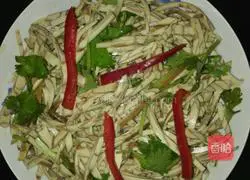 Illustration of how to mix camellia oil with dried Melaleuca fragrant 5