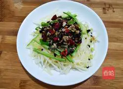 Illustration of how to make black bean paste with green pepper and potato shreds 22