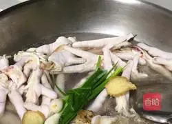 Illustration of how to soak chicken feet with lemon and passion fruit 4