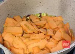 Stir-fried pumpkin with dried chili peppers Practice illustration 5