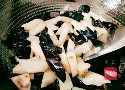 Illustration of how to cook yam and fungus 15