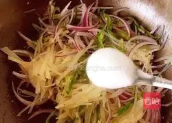 Illustration of how to make fried onions and shredded potatoes 8