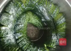 Illustration of how to make cold cucumber with coir raincoat 4