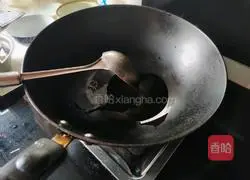 Illustration of how to stir-fry amaranth with garlic cloves 2