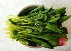 Illustration of how to make wolfberry spinach 1
