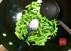 Illustration of how to make garlic soy beans 9