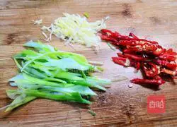 Illustration of how to make spicy and sour lotus root strips 4