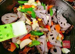 Illustration of how to make lotus pond stir-fry 16