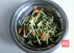 Illustration of how to mix cucumber with pig ears 7