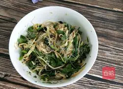 Illustration of how to make cold spinach and dried tofu skin 15