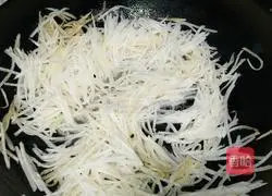 Stir-fried radish with garlic sprouts Illustration of how to make silk 5