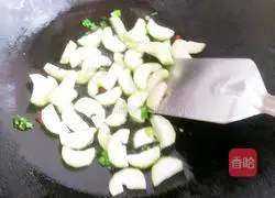 Illustration of how to make loofah bean fungus soup 5