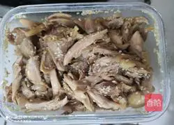 Illustration of how to make salty shredded chicken 8