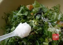 Illustration of how to make preserved eggs mixed with bitter chrysanthemums 7