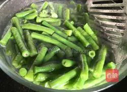 Illustration of how to make garlic beans 8