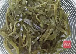 Illustration of how to make cold kelp shreds 9