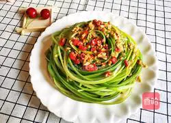 Illustration of how to tear garlic sprouts by hand 9