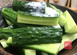 Illustration of how to make crispy and sour pickled cucumbers 2