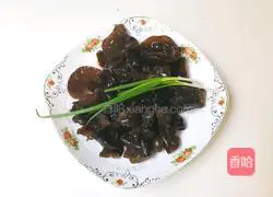 Illustration of how to make green onion, garlic paste and black fungus 1