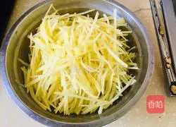 Illustration of how to stir-fry sauerkraut with shredded potatoes 2