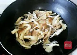 Illustration of how to stir-fry oyster mushrooms with vegetables 4