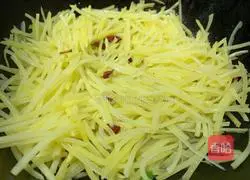 Illustration of how to make spicy and sour potato shreds 5