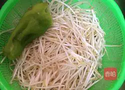 Illustration of how to make green pepper and bean sprouts 1