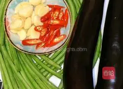 Illustration of how to cook eggplant with green beans 1