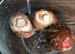 Illustration of how to stir-fry mushrooms with green pepper 4