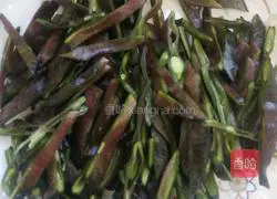 Illustration of how to make fried pig ears and beans 2