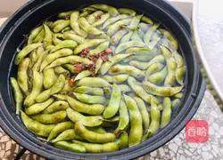 Illustration of how to make spiced edamame 1